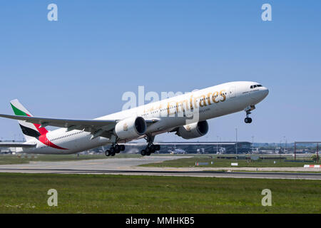 Boeing 777-300ER, Long-range wide-Body-jet Airliner von Emirates, Airline in Dubai, Vereinigte Arabische Emirate Weg von Start- und Landebahn auf der Grundlage Stockfoto