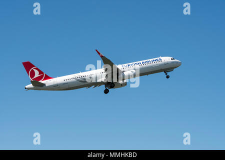 Airbus A 321-231, schmal - Körper, kommerziellen Passagier zweistrahlige Jet Airliner von Turkish Airlines im Flug gegen den blauen Himmel Stockfoto