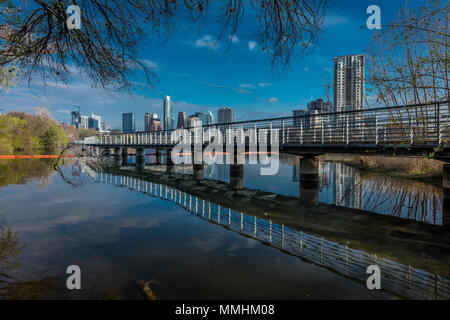 März 3, 2018, AUSTIN SKYLINE UND LADY BIRD LAKE - Austin Texas Skyline. Der Boardwalk Trail in Lady Bird Lake Stockfoto