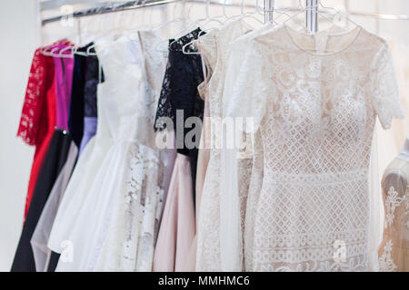 Stand mit vielen schönen Kleidern im Store. Stockfoto