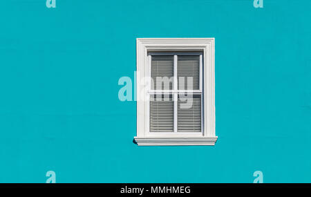 Nahaufnahme von einem weißen Fenster mit Türkis Wand als Hintergrund in der bunten Malay Quarter von Bo Kaap in Kapstadt, Südafrika. Stockfoto