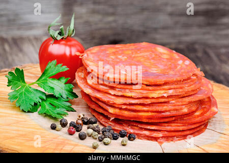 Der Chorizo auf ein Holzbrett in der Nähe geschnitten - oben Stockfoto