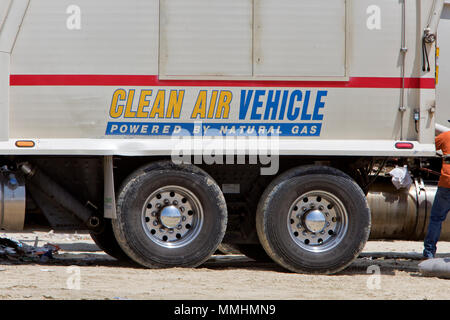 „Clean Air Vehicle“ - „Powered by Natural Gas“, LKW, der Müll auf die lokale Mülldeponie transportiert. Stockfoto