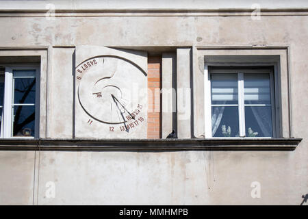 Warschau, Polen - 28. APRIL 2018: Alte Sonnenuhr an der Außenwand von Gebäude in Warschau Stockfoto