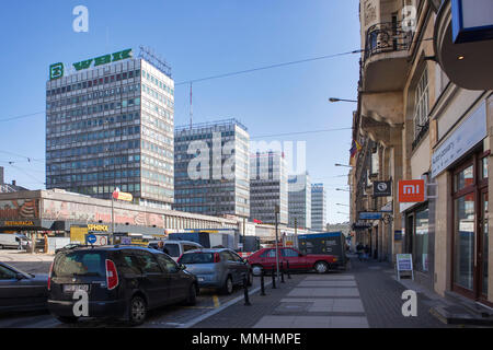 Poznan, Polen, 30. APRIL 2018: Street View in Poznan, mit modernen Wohn- und Geschäftshaus, Gewerbe, Werbetafeln, Menschen und Stockfoto