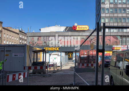 Poznan, Polen, 30. APRIL 2018: Street View in Poznan, mit modernen Wohn- und Geschäftshaus, Gewerbe, Werbetafeln, Menschen und Stockfoto