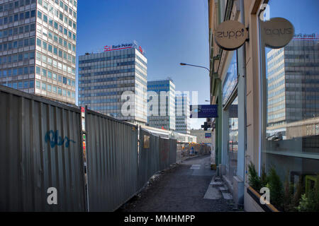 Poznan, Polen, 30. APRIL 2018: Street View in Poznan, mit modernen Wohn- und Geschäftshaus, Gewerbe, Werbetafeln, Menschen und Stockfoto