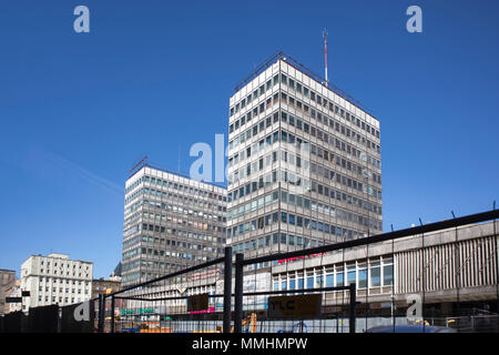 Poznan, Polen, 30. APRIL 2018: Street View in Poznan, mit modernen Wohn- und Geschäftshaus, Gewerbe, Werbetafeln, Menschen und Stockfoto