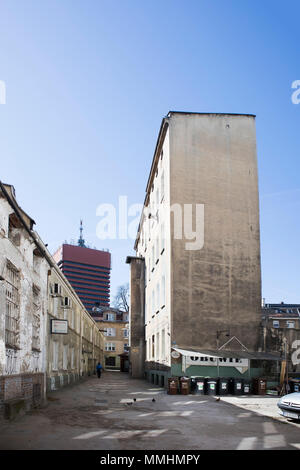 Poznan, Polen, 30. APRIL 2018: Street View in Poznan, mit modernen Wohn- und Geschäftshaus, Gewerbe, Werbetafeln, Menschen und Stockfoto