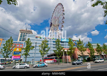 Ein Riesenrad auf einem Gebäude, Ulsan, Südkorea Stockfoto
