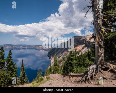 Klippe mit Blick auf den Kratersee Stockfoto