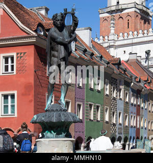 Poznan, Polen, 30. April 2018: Old Market Square. Orpheus Statue und die Town Hall. Stockfoto