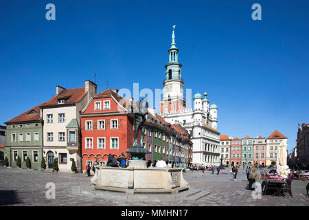 Poznan, Polen, 30. April 2018: Old Market Square. Orpheus Statue und die Town Hall. Stockfoto