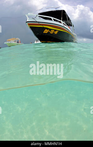 Boote in flachen Gewässern vor der Isla Mujeres, Yucatan, Mexiko, Karibik Stockfoto