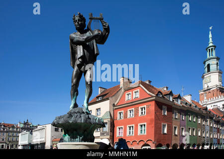 Poznan, Polen, 30. April 2018: Old Market Square. Orpheus Statue und die Town Hall. Stockfoto