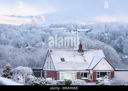 Haus durch Schnee, Winter Dreamland in der britischen Landschaft abgedeckt. Stockfoto