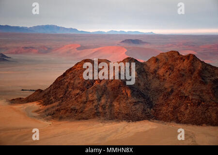 Berge und roten Sanddünen der Namib Wüste im Morgengrauen, Namib-Naukluft-Nationalpark, Sossusvlei, Sesriem, Namibia Stockfoto