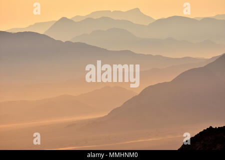 Berge rund um die Namib Wüste im Morgengrauen, Namib-Naukluft-Nationalpark, Sossusvlei, Sesriem, Namibia Stockfoto