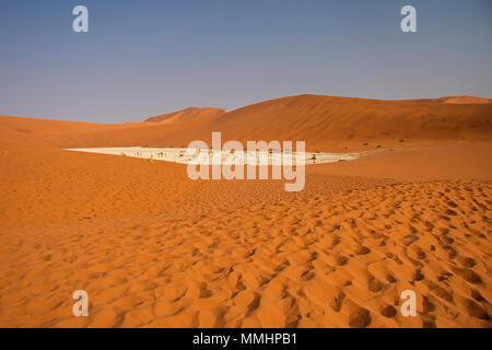 Panoramablick auf Deadvlei, ein Salz durch die roten Dünen der Namib Wüste Namib Naukluft National Park, Sossusvlei, Sesriem, Namibia umgeben Pan Stockfoto