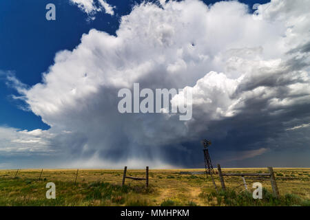 Hagelsturm und Cumulonimbuswolke über den Ebenen im Osten Colorados Stockfoto