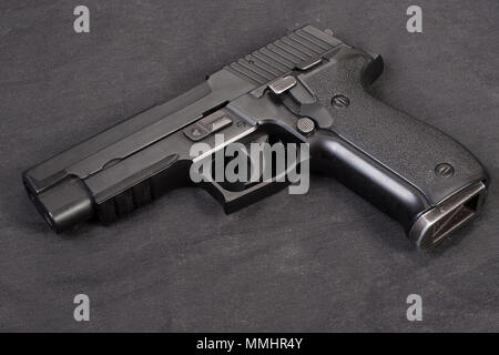 Sig sauer Hand gun auf Schwarz Stockfoto