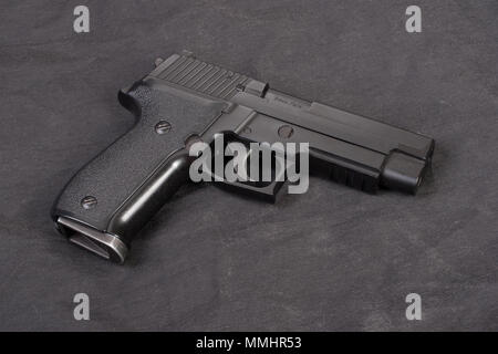 Sig sauer Hand gun auf Schwarz Stockfoto