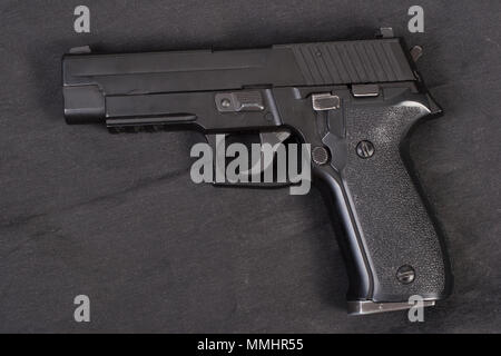Sig sauer Hand gun auf Schwarz Stockfoto