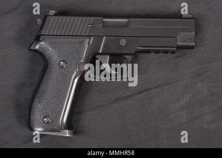Sig sauer Hand gun auf Schwarz Stockfoto