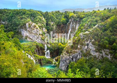 Landschaft mit wunderschönen Wasserfälle im Nationalpark Plitvice. Kroatien