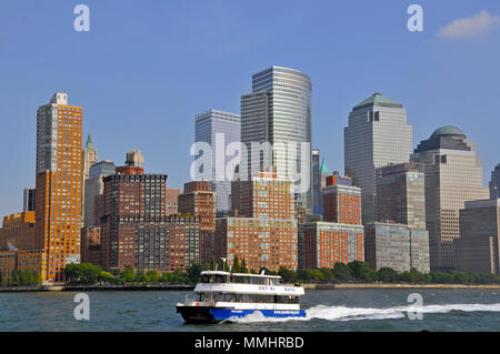 Skyline von New York City mit einer Fähre, Manhattan, New York City, New York, USA Stockfoto