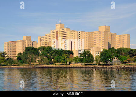 Manhattan im Psychiatrischen Zentrum Krankenhaus gesehen aus dem Harlem River, New York City, New York, USA Stockfoto