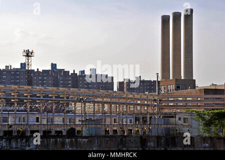 Drei Schornsteine aus einer alten Fabrik in Harlem, New York City, New York, USA Stockfoto
