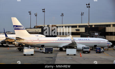 Vintage Malerei auf einer Continental Airlines Flugzeug, Flughafen John F. Kennedy, New York, USA Stockfoto