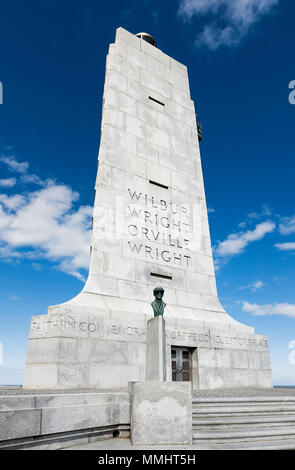 Denkmal zu historischen Erstflug und die Büste von Orville Wright, Wright Brothers National Memorial, Kill Devil Hills, Outer Banks, North Carolina, USA. Stockfoto