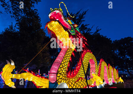 Drachen in der chinesischen Laternenfest, Philadelphia, Pennsylvania, USA. Stockfoto