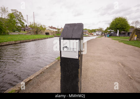 Kanal und Fluss Vertrauen in Wales oder glandwr Cymru marker Post auf dem Llangollen Canal in der Nähe des Aquädukts in Pontcysyllte North Wales. Stockfoto