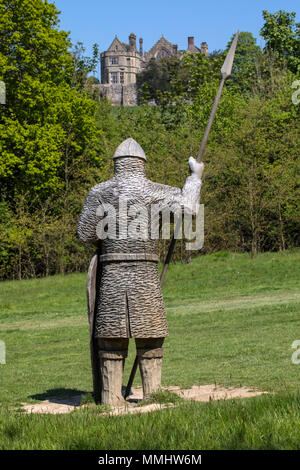 Eine aus Holz geschnitzte Skulptur des 11. Jahrhunderts Soldat mit Rüstung, Speer und Schild an der Battle Abbey in East Sussex, UK. Battle Abbey ist auf dem Anblick o Stockfoto