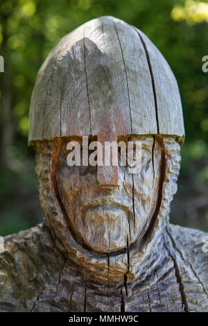 Eine aus Holz geschnitzte Skulptur des 11. Jahrhunderts Soldat an Battle Abbey in East Sussex, UK. Battle Abbey ist auf den Anblick der 1066 Schlacht von Hastings Stockfoto