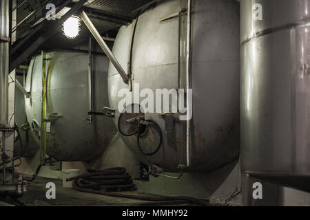 Stahltanks in einer Reihe, Wein Betriebseinrichtungen Stockfoto