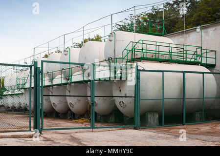 Weiß Stahltanks, moderne Wein Betriebseinrichtungen Stockfoto