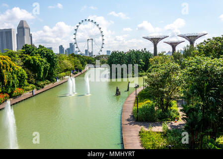 Singapur park mit Super Bäume, Singapore Flyer und die Skyline der Stadt Stockfoto