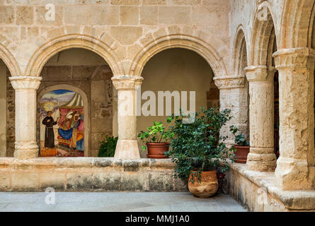 Kreuzgang Innenhof, San Francesco Kirche in der Altstadt von Alghero, Sardinien, Italien. Stockfoto