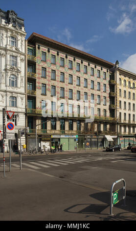 Eingangstüre (Majolika Haus) durch österreichische modernistischen Architekten Otto Wagner entworfen und 1898 in Linke Wienzeile 40 in Wien, Österreich. Majolika Blumenschmuck wurde vom österreichischen Architekten Alois Ludwig konzipiert. Stockfoto