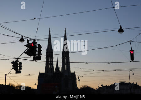 Sonnenuntergang über der Votivkirche (Votivkirche) vom österreichischen Architekten Heinrich Ferstel auf der Ringstraße in Wien, Österreich. Stockfoto