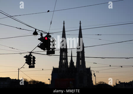 Sonnenuntergang über der Votivkirche (Votivkirche) vom österreichischen Architekten Heinrich Ferstel auf der Ringstraße in Wien, Österreich. Stockfoto