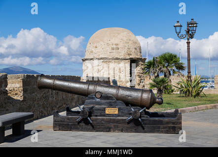 Historische Wachturm und Kanone auf die Bastioni Pigafetta Rampart, Alghero, Sardinien, Italien. Stockfoto