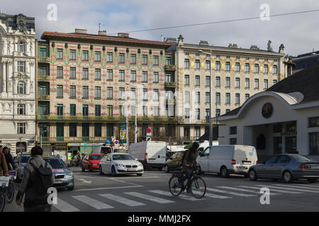 Wienzeilenhäuser (Wiener Linien) von Österreichischen modernistischen Architekten Otto Wagner entworfen und 1898 in Linke Wienzeile in Wien, Österreich. Eingangstüre (Majolika majolika Haus) dekoriert mit floralen Muster vom österreichischen Architekten Alois Ludwig, Linke Wienzeile 40 entworfen ist, sehen Sie in der linken, während die Wienzeilenhaus (Wien Leitung Haus) auch als Musenhaus in Linke Wienzeile 38 verziert mit vergoldeten Stuckaturen, entworfen von österreichischen Maler Koloman Moser bekannt ist in der rechten gesehen. Stockfoto