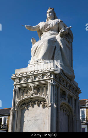 Die Queen Victoria Statue auf Clifftown Parade in Southend-on-Sea, Essex, Großbritannien. Stockfoto