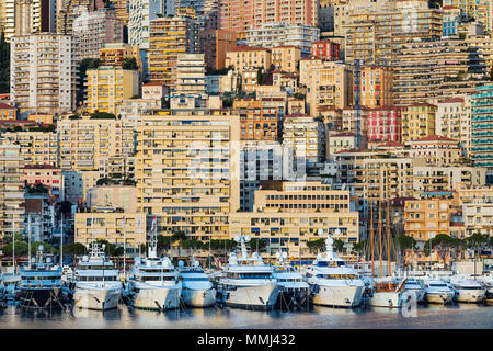 Dichten Wohnblocks und Yachten im Hafen Herkules, Monaco. Stockfoto