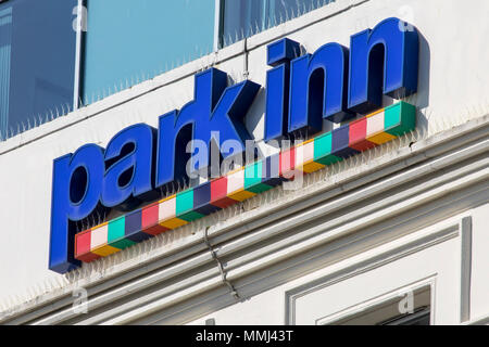 SOUTHEND-on-sea, Essex - 18. April 2018: Das Logo auf der Außenseite des Park Inn Hotel in Southend-on-Sea, Essex, Großbritannien, am 18. April 2018. Stockfoto